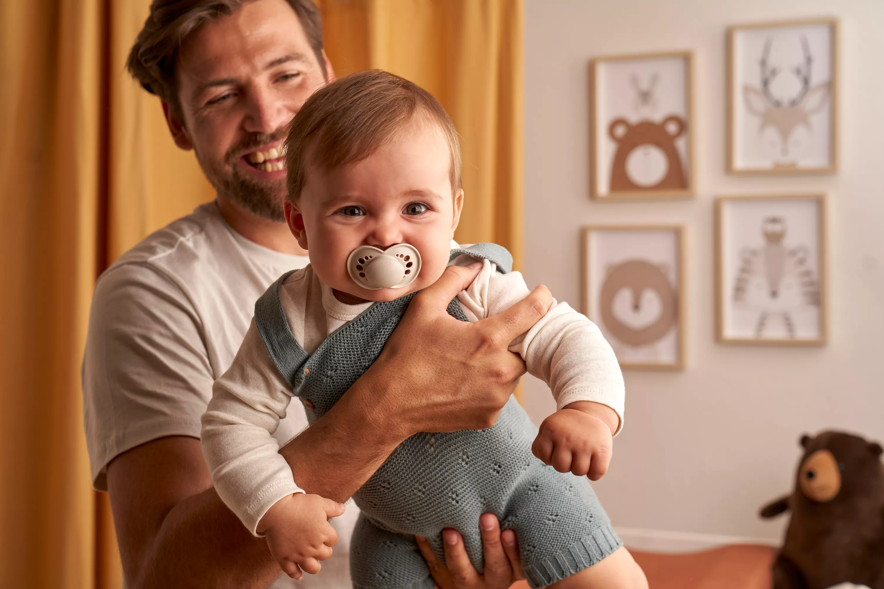 Hombre sujetando a un bebé